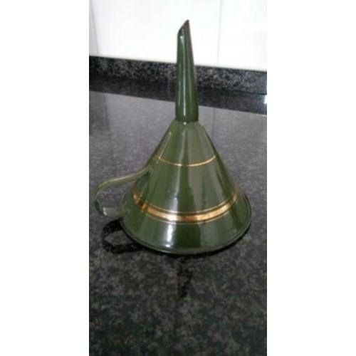 groen emaille trechtertje met gouden biezen