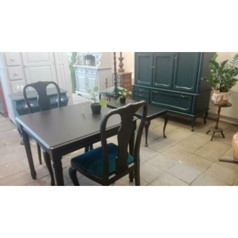 Brocante eettafel met 2 Queen ann stoeltjes.