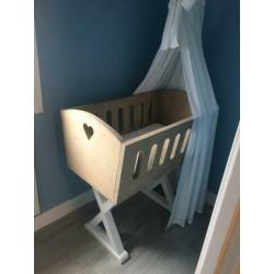 Stevige commode met bijpassende wieg