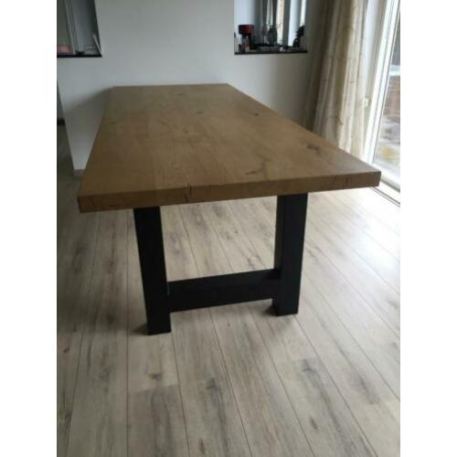 Grote eettafel nieuwstaat