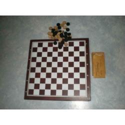 Dam / schaakbord met dam en schaakstenen.