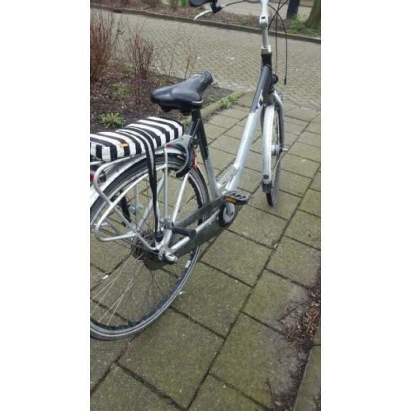 Een prachtige dames fiets met lampen GIANT maat 28