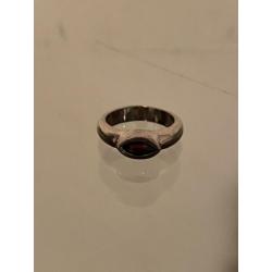 Exclusieve zilveren ring met hoge karaat robijn in doos