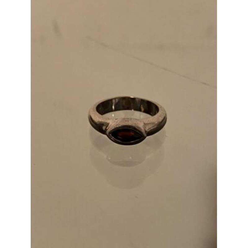 Exclusieve zilveren ring met hoge karaat robijn in doos