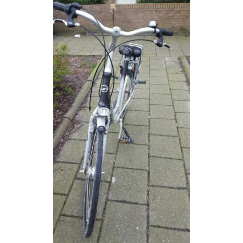 Een prachtige dames fiets met lampen GIANT maat 28