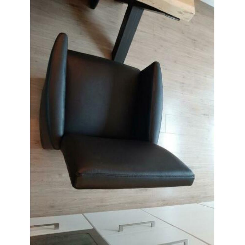 Vier stuks eetkamer stoelen, zwart
