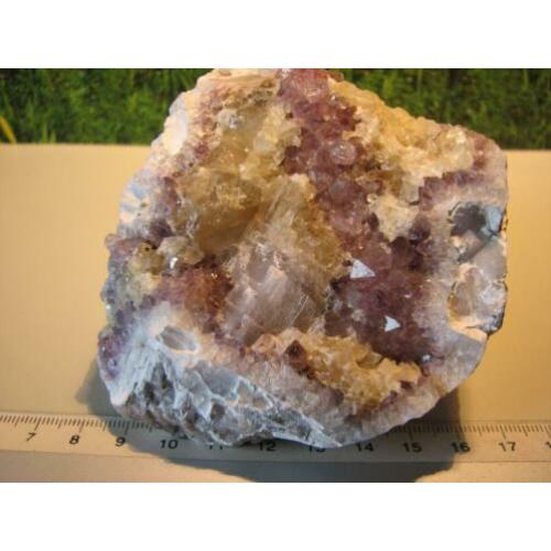 Mooi stuk met Amethyst Kristallen met gekleurd Calciet.3