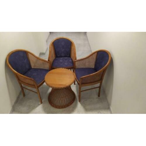 Superleuke rotan zitset tafel met stoelen!