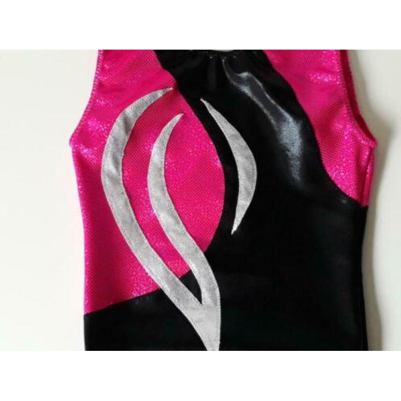Nieuw turnpakje met bijpassend broekje maat 122-128.