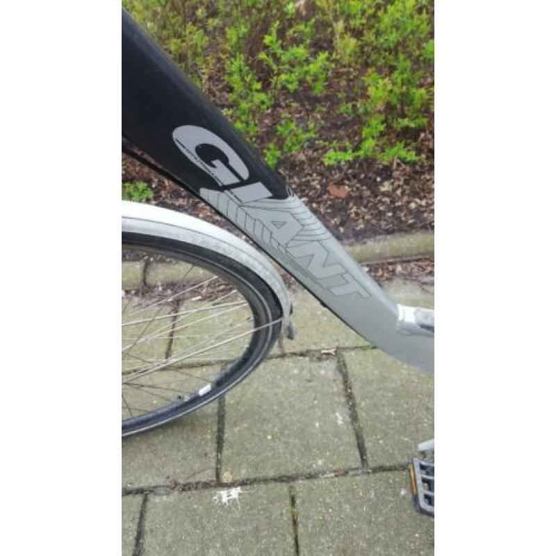 Een prachtige dames fiets met lampen GIANT maat 28