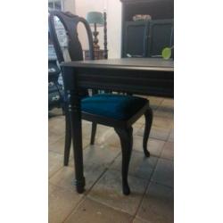 Brocante eettafel met 2 Queen ann stoeltjes.