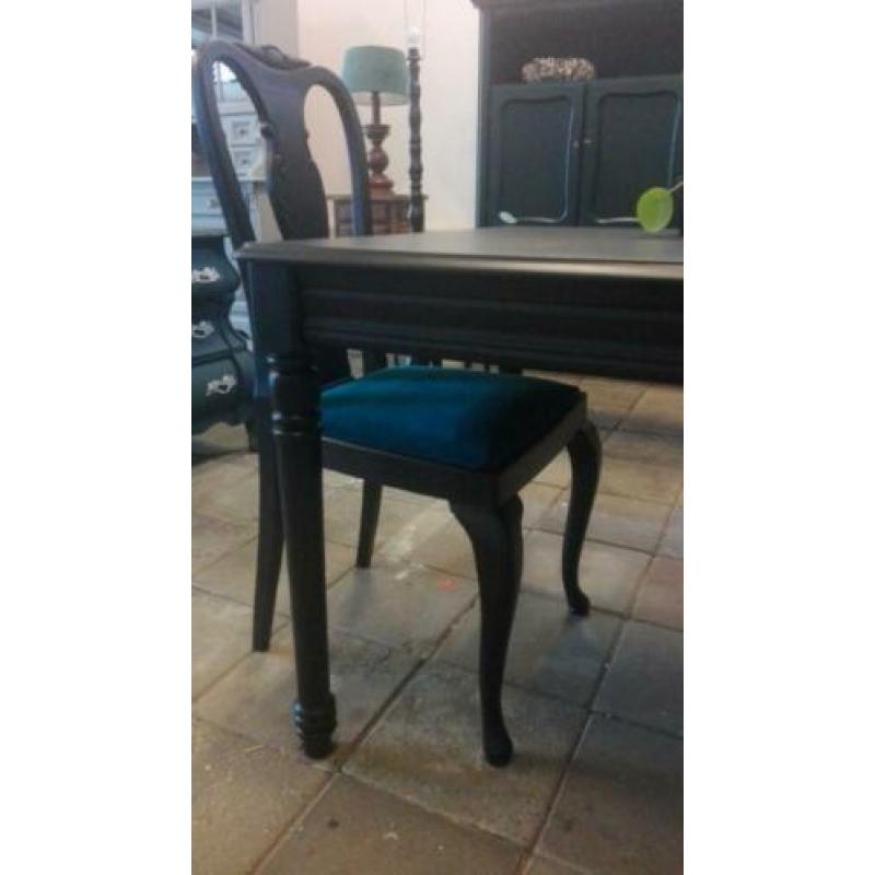 Brocante eettafel met 2 Queen ann stoeltjes.