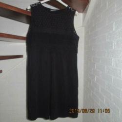 Zwart jurkje met kanten bovenlijfje maat 44.