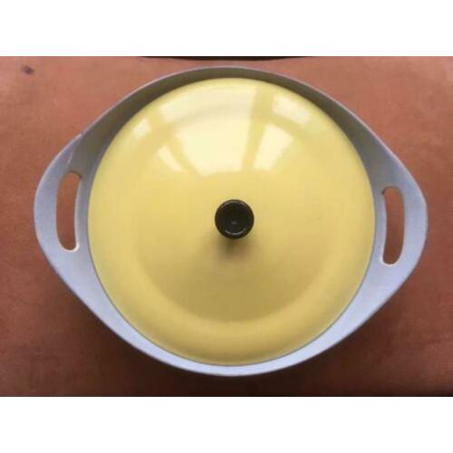 Ronde pan/cocotte in pastelgeel