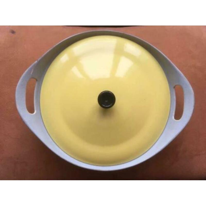 Ronde pan/cocotte in pastelgeel