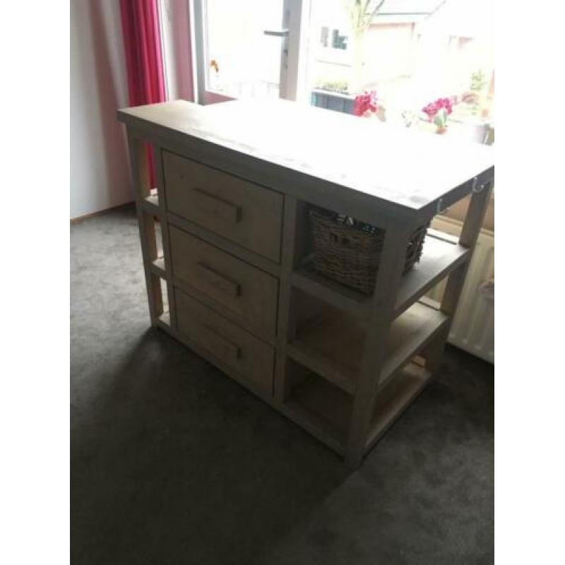 Stevige commode met bijpassende wieg