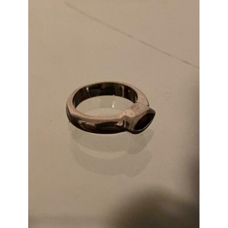 Exclusieve zilveren ring met hoge karaat robijn in doos