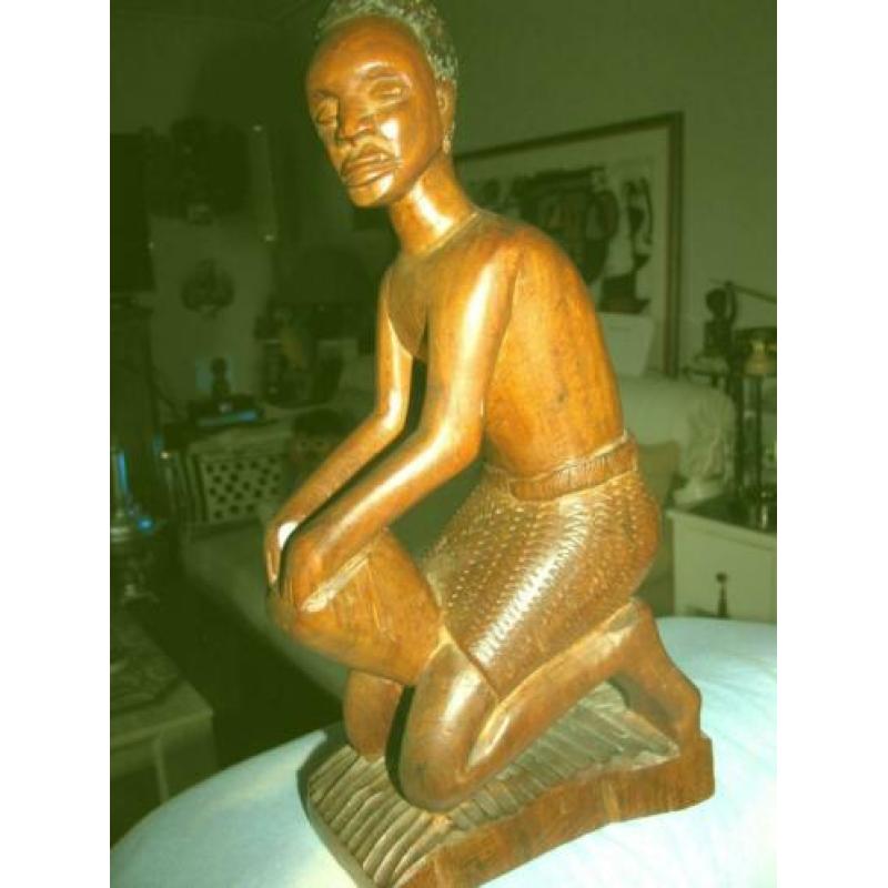 gedetailleerd mooi houtsnijwerk uit afrika 33 cm