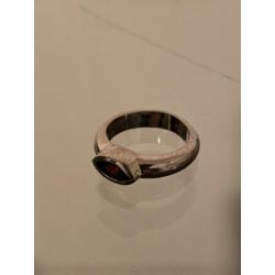 Exclusieve zilveren ring met hoge karaat robijn in doos