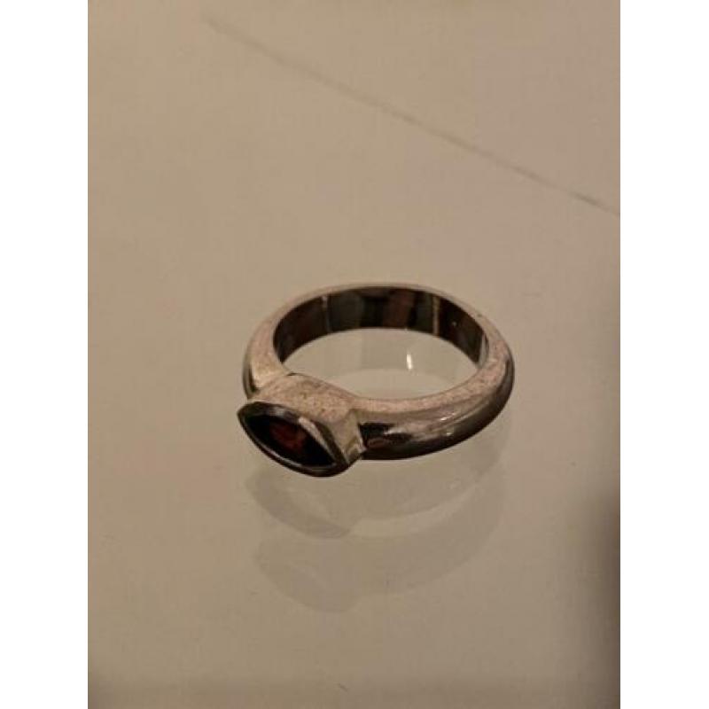 Exclusieve zilveren ring met hoge karaat robijn in doos