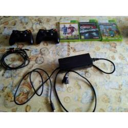 2x xbox 360 controllers, spelletjes en voeding