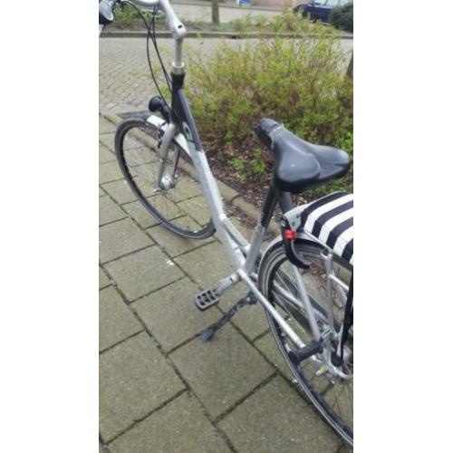 Een prachtige dames fiets met lampen GIANT maat 28