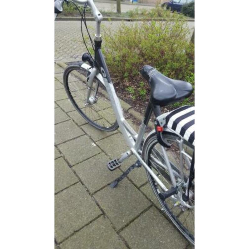 Een prachtige dames fiets met lampen GIANT maat 28