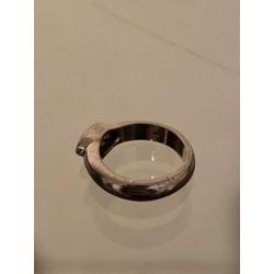 Exclusieve zilveren ring met hoge karaat robijn in doos