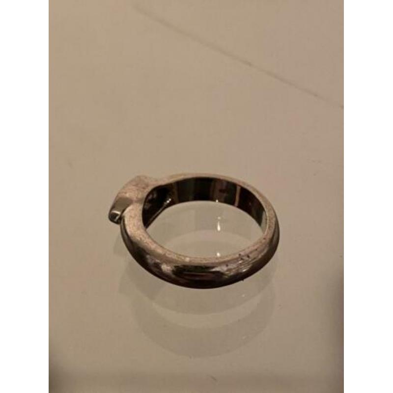 Exclusieve zilveren ring met hoge karaat robijn in doos