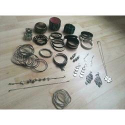 Armbanden, oorbellen