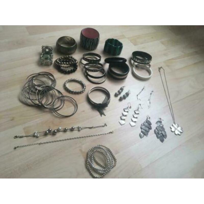 Armbanden, oorbellen