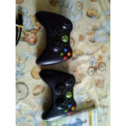 2x xbox 360 controllers, spelletjes en voeding