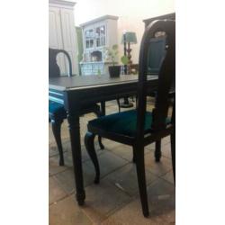 Brocante eettafel met 2 Queen ann stoeltjes.