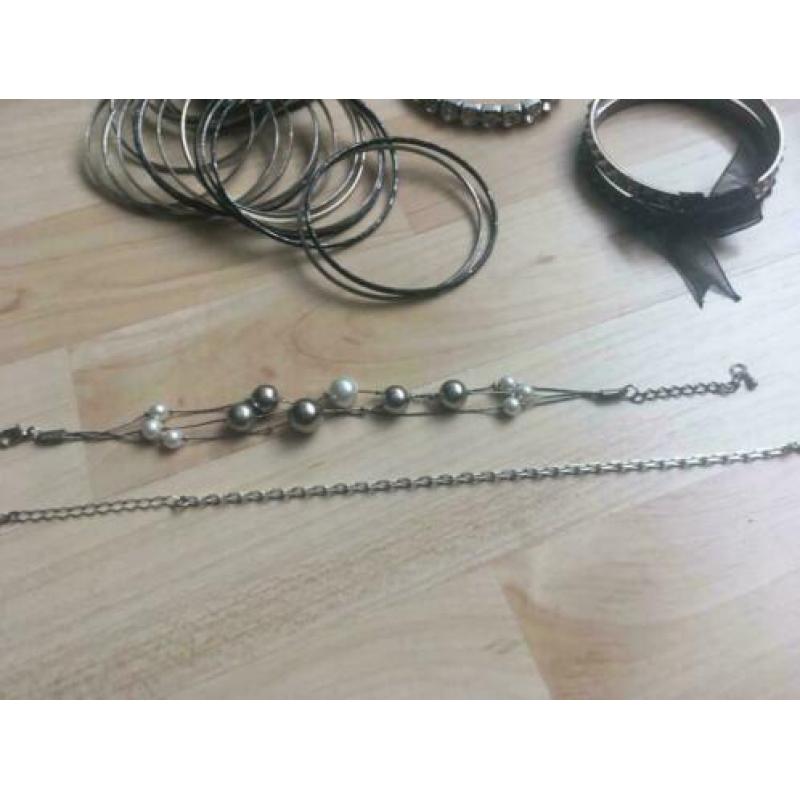 Armbanden, oorbellen