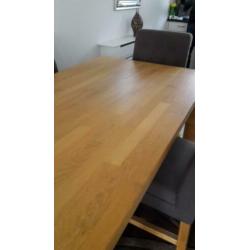 tafel en 4 stoelen