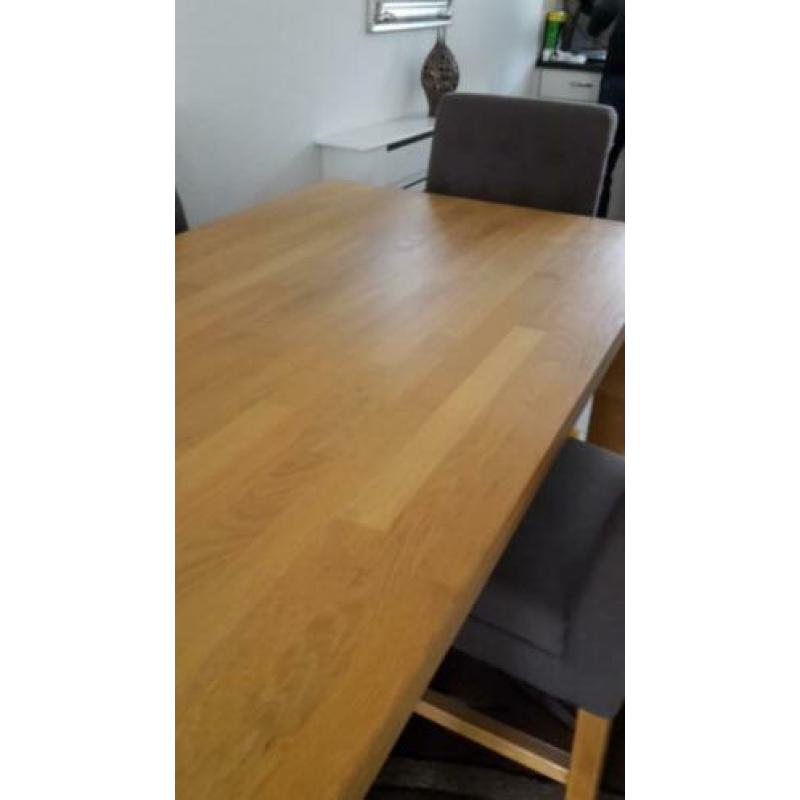 tafel en 4 stoelen