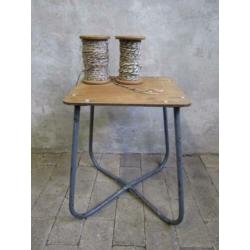 Stoer vintage krukje | salontafel | plantentafeltje | bijzet