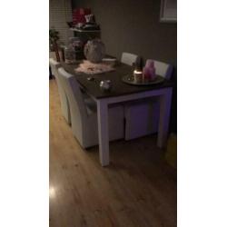 4 mooie leren witte eettafel stoelen