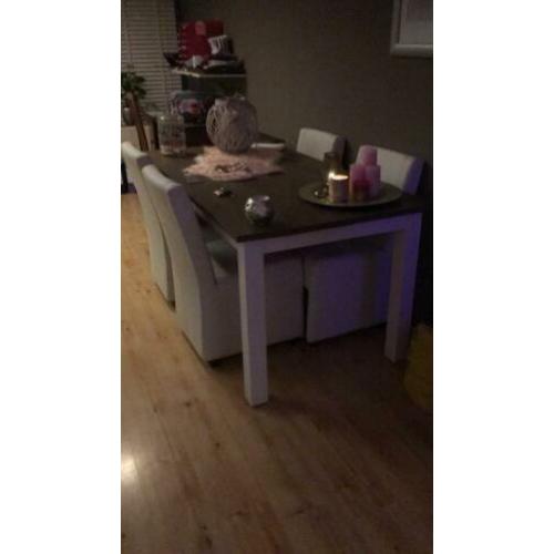 4 mooie leren witte eettafel stoelen