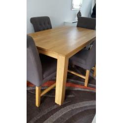 tafel en 4 stoelen