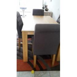 tafel en 4 stoelen