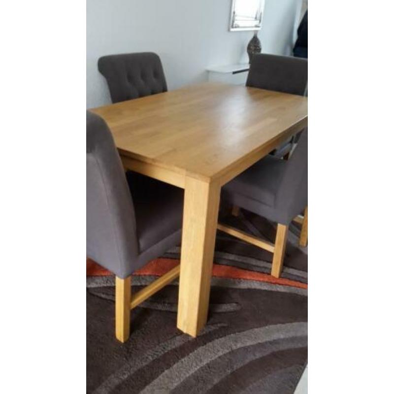 tafel en 4 stoelen