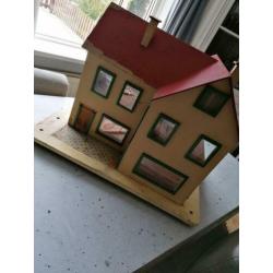 Poppenhuis uit de jaren '50 met meubeltjes!!