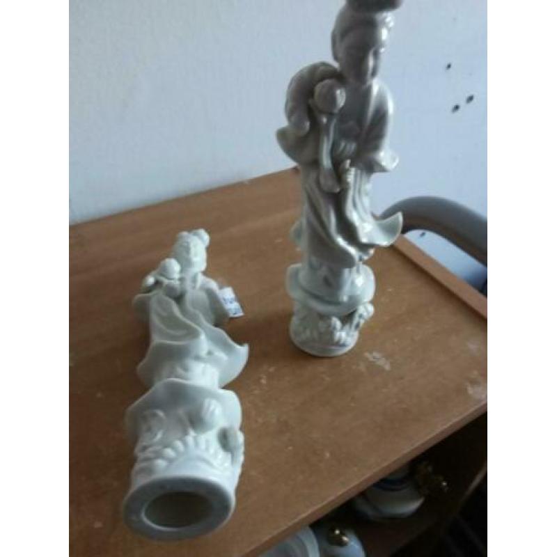 Twee mooie witte beelden 25a28 cm