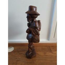 Houten beeld / man +/- 38 cm hoog