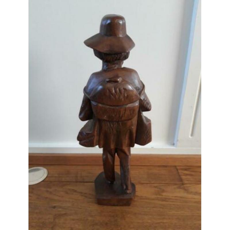 Houten beeld / man +/- 38 cm hoog