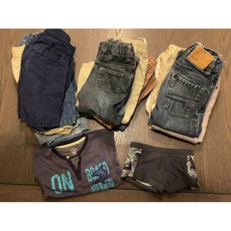 Pakket met jongens kleding veel broeken.