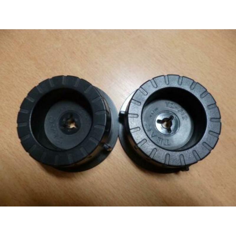 2 zwarte teac adapters