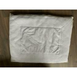 Box kleed van Koeka...omkeerbaar in wit & babyblauw