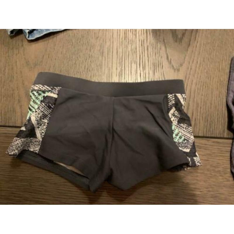 Pakket met jongens kleding veel broeken.